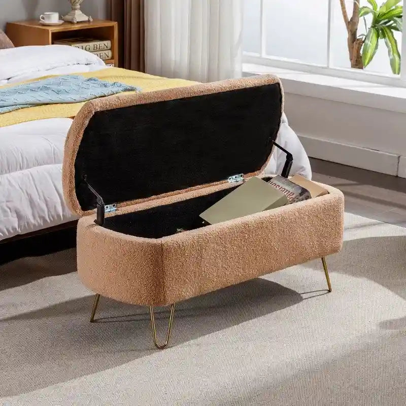 Opbergbankje van imitatiebont met goudkleurige metalen poten