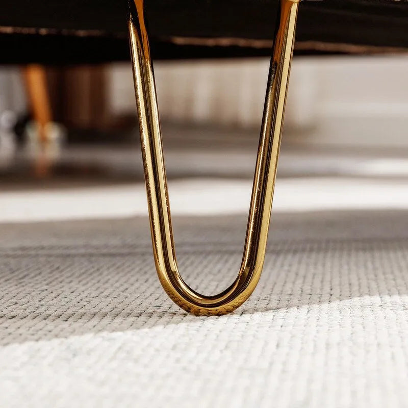 Opbergbankje van imitatiebont met goudkleurige metalen poten