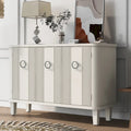 Houten kast met drie deuren