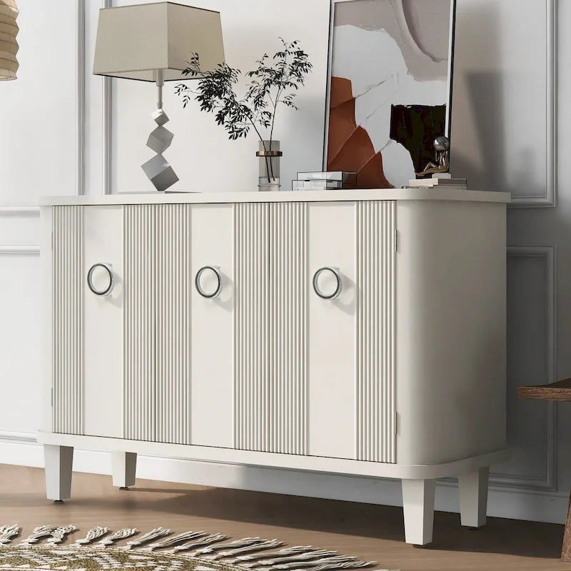 Houten kast met drie deuren