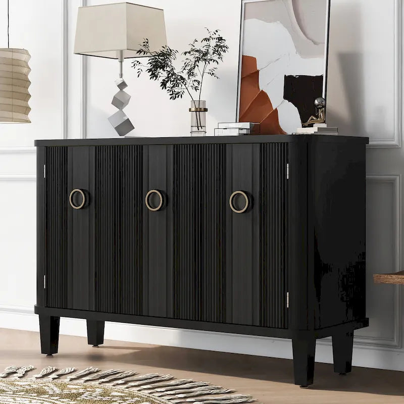 Houten kast met drie deuren