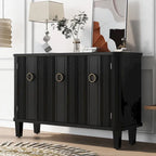 Houten kast met drie deuren