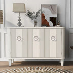 Houten kast met drie deuren