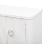 Houten kast met drie deuren