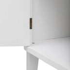 Houten kast met drie deuren