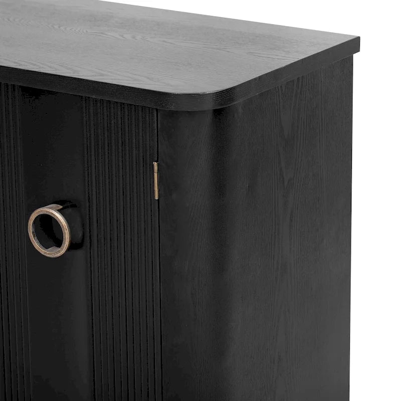 Houten kast met drie deuren