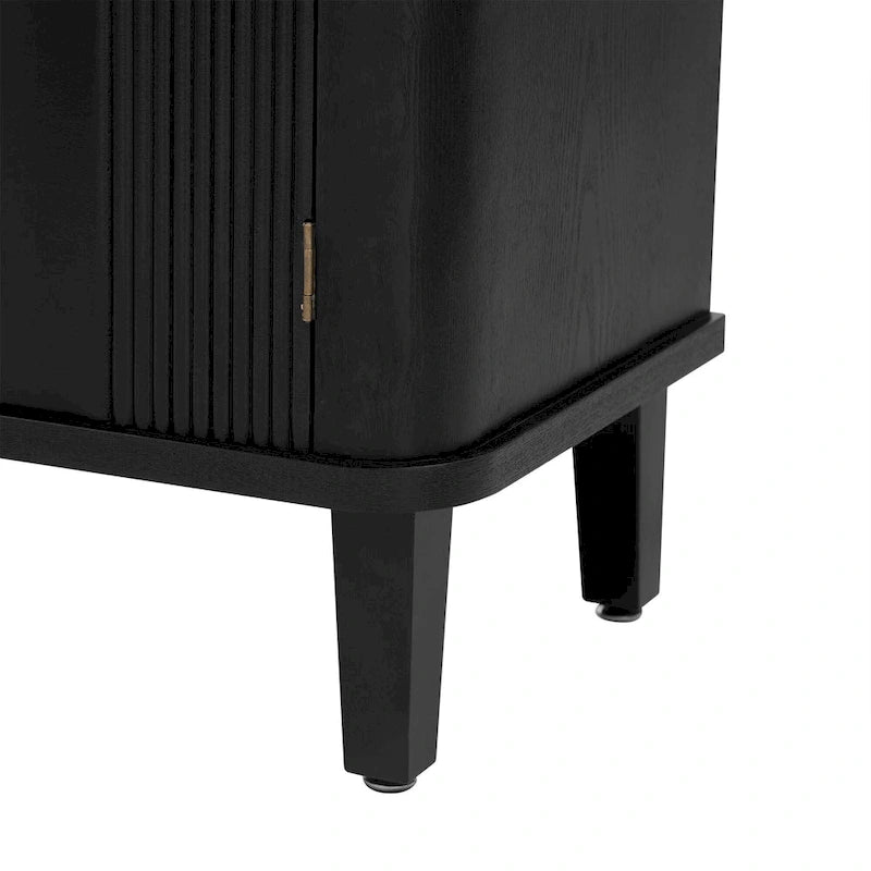 Houten kast met drie deuren