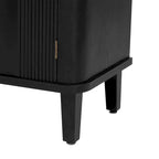 Houten kast met drie deuren
